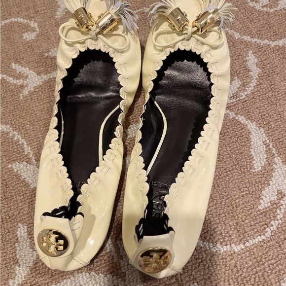 Tory Burch Women's Ivory Reese Scrunch Tassel Ballet Flat Sz 7 shoes - Picture 1 of 7